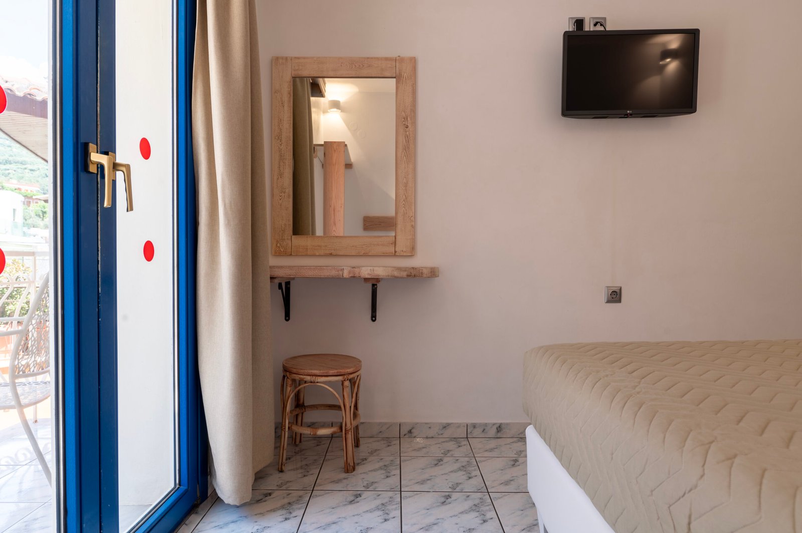 Studio with Balcony 4